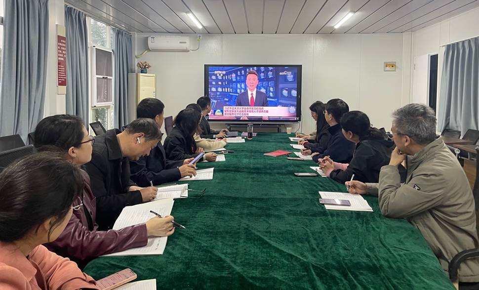 会议室里的人们 AI 生成的内容可能不正确。